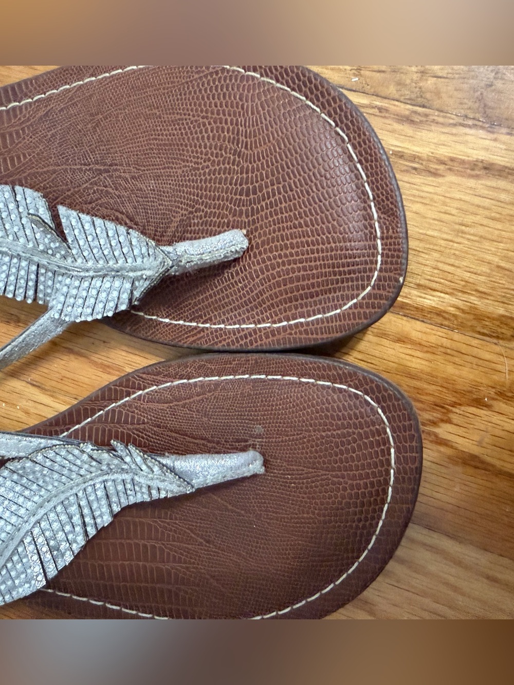 Carlos Santana Women's Silver Embellished Leaf T-Strap Sandals - Picture 4 of 4